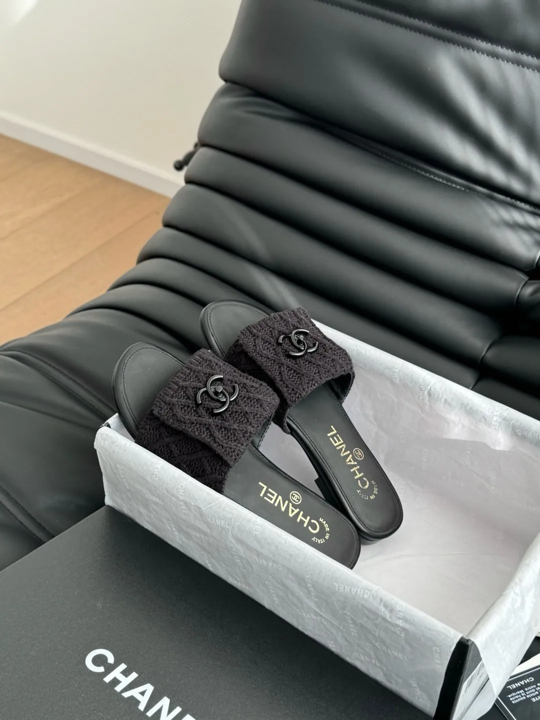 👟👟Ex-factory price 400👟👟 Chanel 25C new schoolbag buckle slippers, the return of the classic schoolbag buckle design, special vintage, full of retro flavor, loafers have also grown to aesthetics, upper cowhide, lining sheepskin, original outsole Size: 35-39 40 41 42 Customized and non-returnable